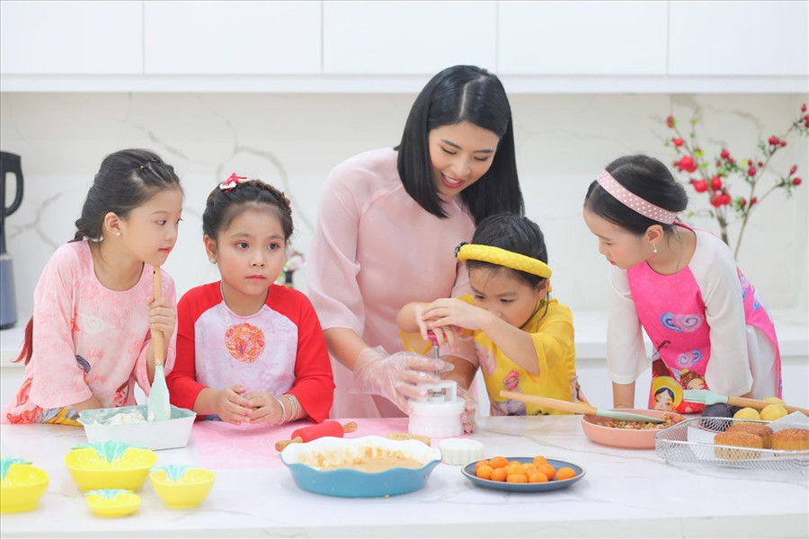 Cô cũng dành thời gian dạy các em nhỏ làm bánh Trung thu như một cách lưu giữ nét văn hóa dân tộc. Ảnh: NVCC.