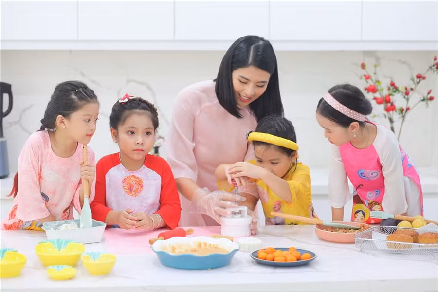 Cô cũng dành thời gian dạy các em nhỏ làm bánh Trung thu như một cách lưu giữ nét văn hóa dân tộc. Ảnh: NVCC.