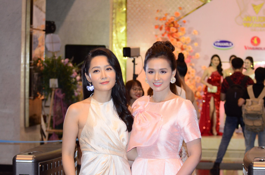 BTV Thu Hà và diễn viên Lã Thanh Huyền ghi điểm với gu thời trang nữ tính.