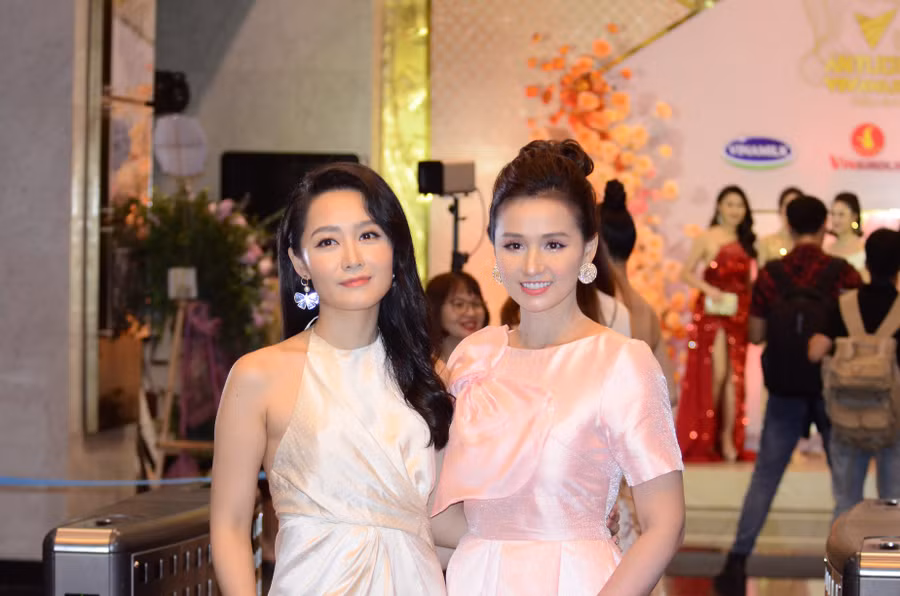 BTV Thu Hà và diễn viên Lã Thanh Huyền ghi điểm với gu thời trang nữ tính.