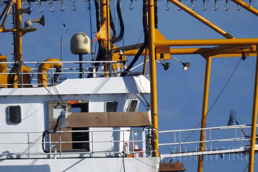 Hệ thống thu phát vệ tinh nằm trên nóc buồng lái, cạnh giàn đèn led ẢNH: MAI THANH HẢI