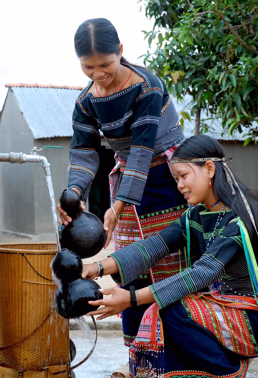 Phụ nữ Tây Nguyên dùng quả bầu hồ lô để đựng nước. Ảnh: Đức Thụy