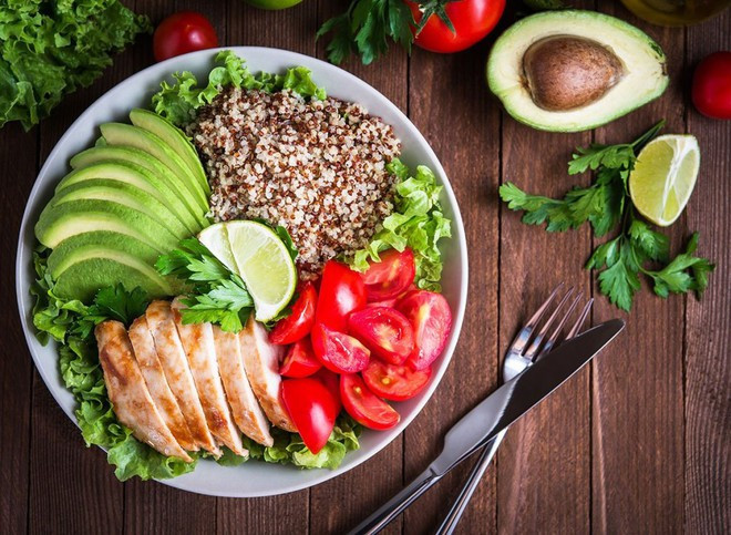 Một cách phân chia đúng lượng thức ăn cho mỗi bữa ăn ẢNH: SHUTTERSTOCK