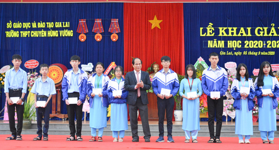 Phó Bí thư Tỉnh ủy, Chủ tịch UBND tỉnh Võ Ngọc Thành trao học bổng Nay Der cho 10 học sinh Trường THPT chuyên Hùng Vương. Ảnh: Trần Dung Chủ tịch UBND tỉnh Gia Lai Võ Ngọc Thành trao 10 suất học bổng Nay Der cho học sinh Trưởng THPT Chuyên Hùng Vương. Ảnh: Trần Dung