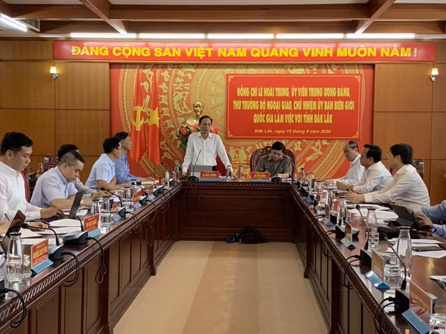 Quang cảnh buổi làm việc. Ảnh Hương Lý