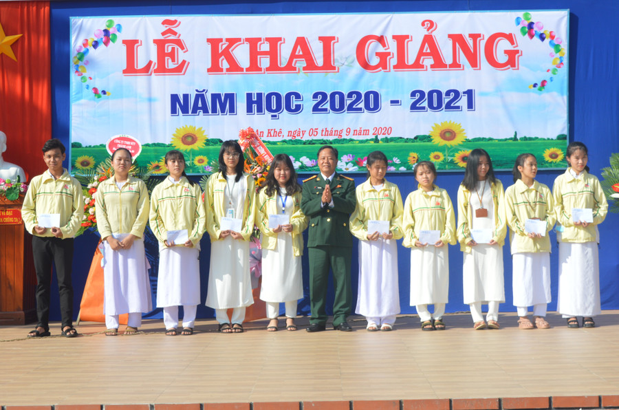 Đại tá Lê Kim Giàu-Ủy viên Ban Thường vụ Tỉnh ủy, Chỉ huy trưởng Bộ Chỉ huy Quân sự tỉnh trao học bổng cho các em học sinh Trường THPT Quang Trung. Ảnh: Phương Dung Ảnh: Phương Dung