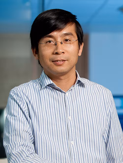 Giáo sư Dương Quang Trung - Ảnh: raeng.org.uk