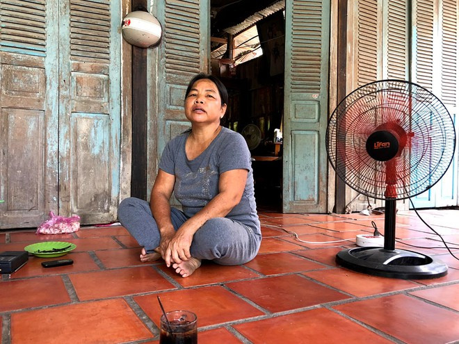 Bà Võ Thị Sương (53 tuổi, chị vợ của anh Danh Thanh Phương) hiện đang nuôi các cháu ẢNH: LAM NGỌC