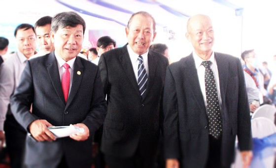 Phó Thủ tướng trao đổi với các đồng chí lãnh đạo địa phương. Phó Thủ tướng trao đổi với các đồng chí lãnh đạo địa phương.