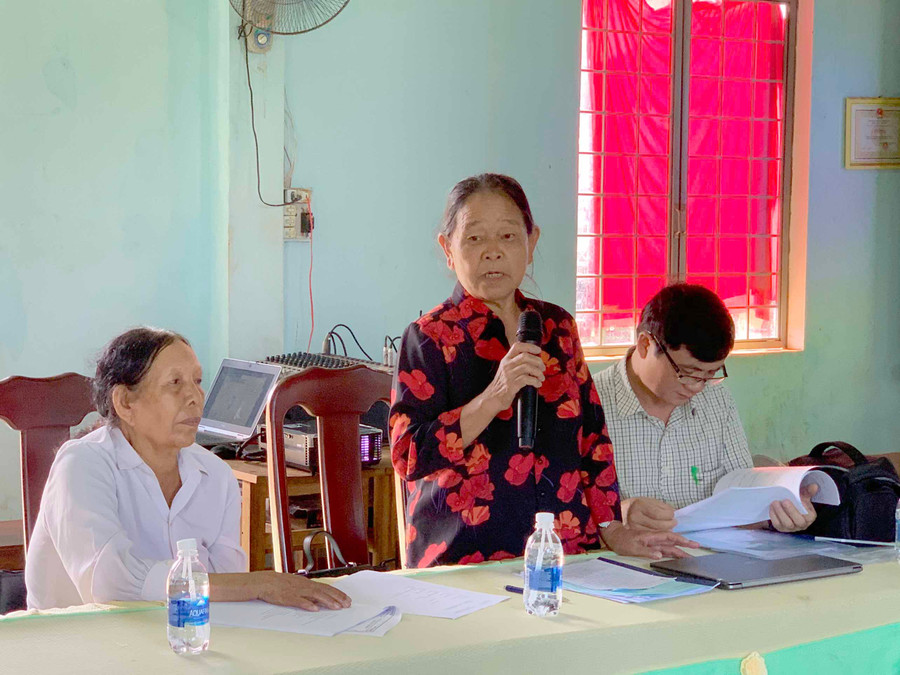 Bà H’Nghia-cán bộ về hưu, nhân chứng từng công tác, làm việc tại căn cứ cách mạng huyện 6-phát biểu tại hội thảo. Ảnh: Phương Linh 