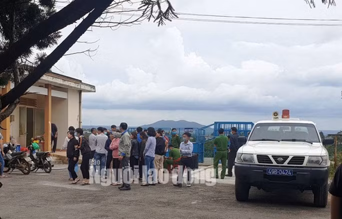 Công an huyện Bảo Lâm vào cuộc xác minh nguyên nhân một công nhân nhà máy Bauxite Tân Rai tử vong chưa rõ nguyên nhân. Công an huyện Bảo Lâm vào cuộc xác minh nguyên nhân một công nhân nhà máy Bauxite Tân Rai tử vong chưa rõ nguyên nhân.