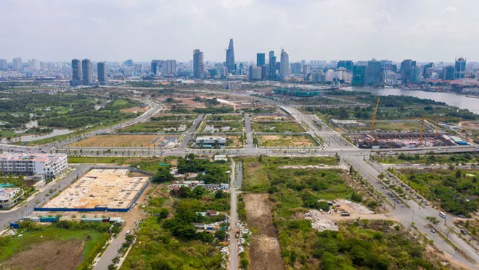 Khu đô thị mới Thủ Thiêm, quận 2, TP HCM hiện vẫn còn nhiều khu đất trống chưa được đầu tư. Ảnh: HOÀNG TRIỀU