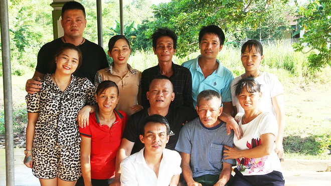 Ông Hà đoàn tụ cùng các con gái, con rể - Ảnh: Khánh Hoan Ông Hà đoàn tụ cùng các con gái, con rể - Ảnh: Khánh Hoan