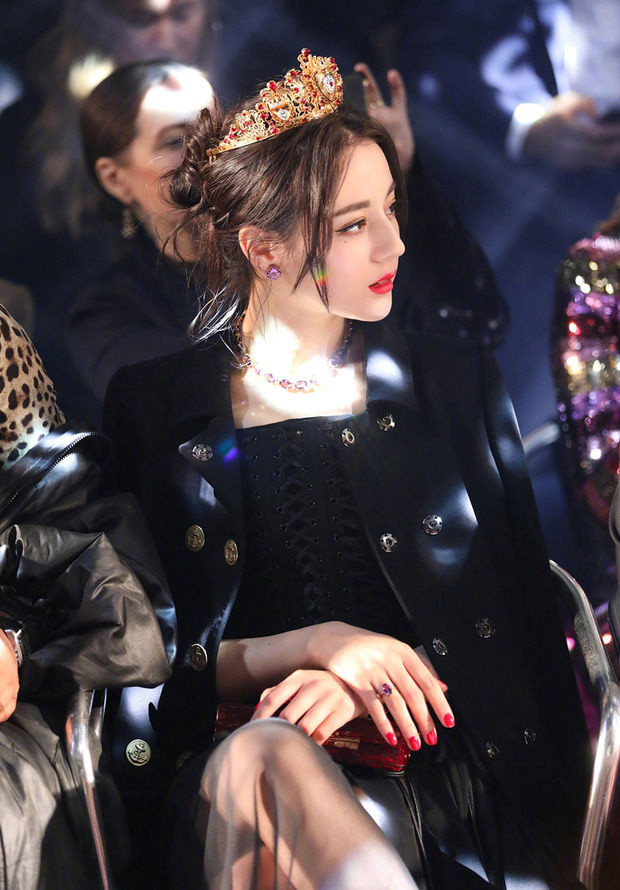 Ngoài vẻ đẹp quyến rũ, Địch Lệ Nhiệt Ba khiến người đối diện khó rời mắt bởi cách tạo dáng sang chảnh như công chúa.