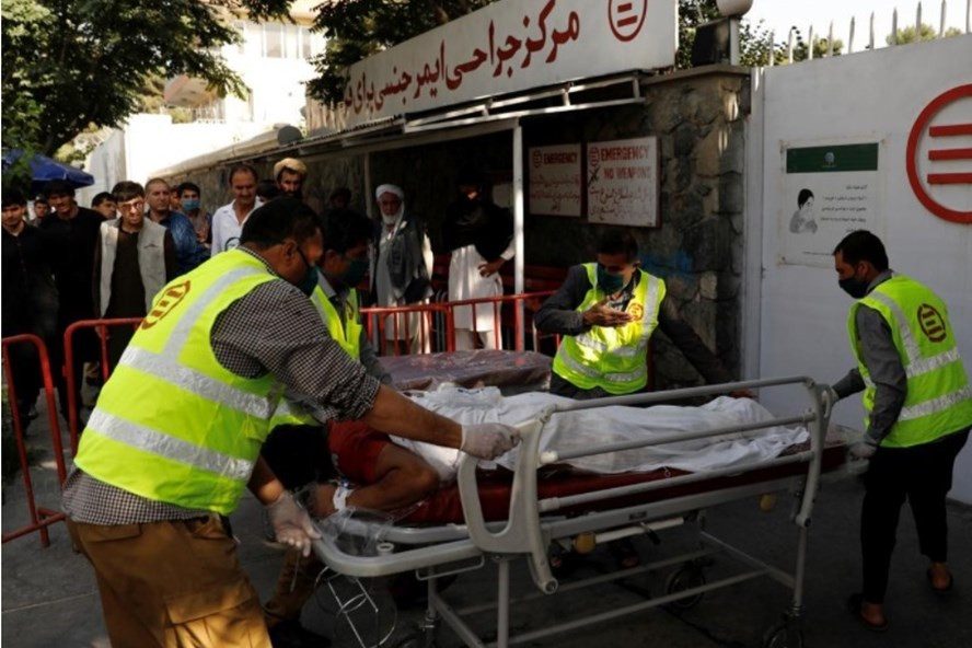 Một người bị thương trong vụ nổ bom đang được đưa đến bệnh viện ở Kabul, Afghanistan hôm 9.9. Ảnh: Reuters.