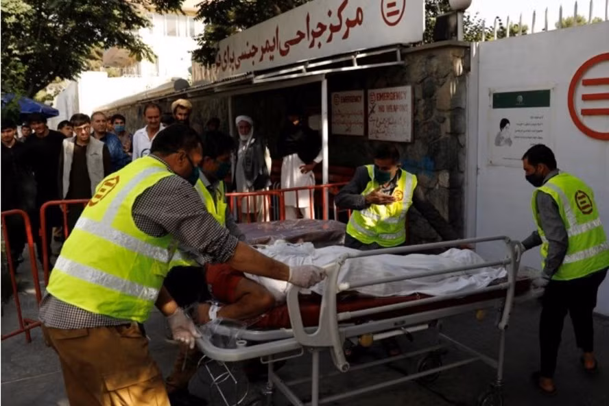 Một người bị thương trong vụ nổ bom đang được đưa đến bệnh viện ở Kabul, Afghanistan hôm 9.9. Ảnh: Reuters.