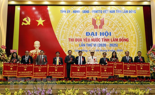 Ông Điểu K’Ré - Ủy viên Trung ương Đảng, Phó Trưởng ban Thường trực Ban Dân vận Trung ương trao Cờ của Chính phủ cho các đơn vị xuất sắc trong phong trào thi đua. (Ảnh: Đặng Tuấn/TTXVN)