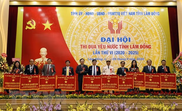 Ông Điểu K’Ré - Ủy viên Trung ương Đảng, Phó Trưởng ban Thường trực Ban Dân vận Trung ương trao Cờ của Chính phủ cho các đơn vị xuất sắc trong phong trào thi đua. (Ảnh: Đặng Tuấn/TTXVN)