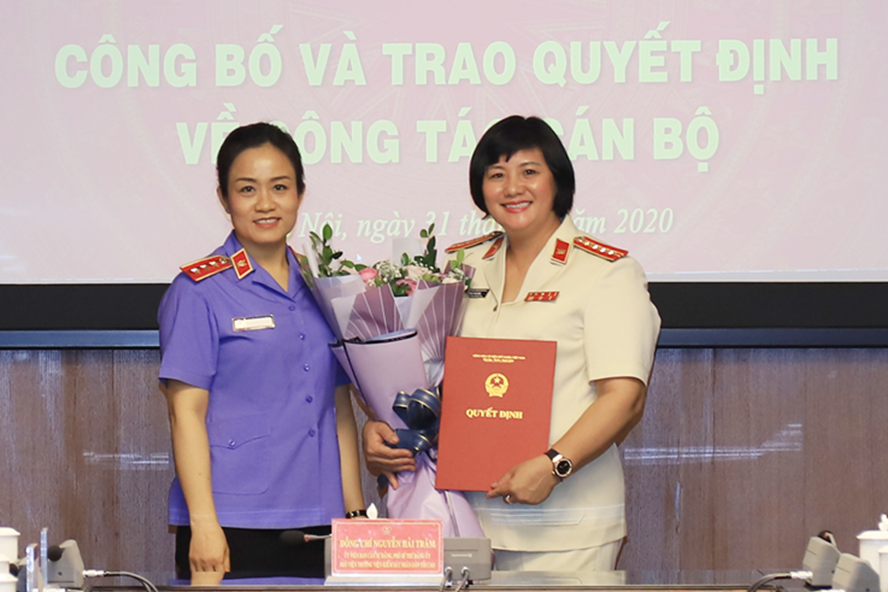 Phó Viện trưởng Viện KSND Tối cao trao quyết định bổ nhiệm đối với bà Mai Thị Nam (phải). Ảnh: VGP.