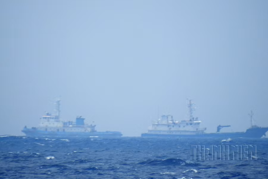 2 tàu dân binh Quỳnh Tam Sa đang chắn đường tàu chấp pháp Việt Nam tiếp cận Hải Dương địa chất 8, tháng 10.2019 ẢNH: MAI THANH HẢI