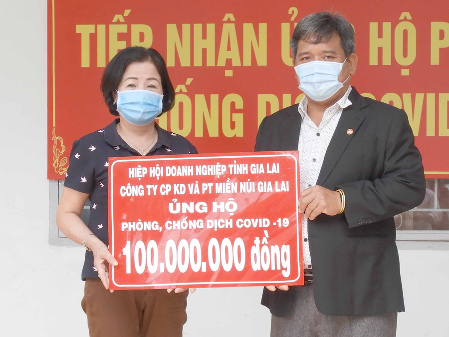 Chủ tịch Ủy ban MTTQ Việt Nam tỉnh Hồ Văn Điềm (phải) tiếp nhận ủng hộ của Công ty Cổ phần Kinh doanh và Phát triển Miền Núi Gia Lai cho công tác phòng chống dịch Covid-19. Ảnh: Thanh Nhật
