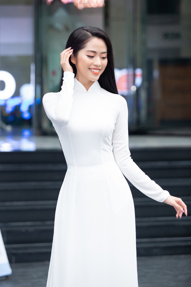 Nguyễn Nhị Lan Nhi từng đạt giải Hoa khôi ĐH Khoa học Xã hội & Nhân văn và quán quân Gương mặt truyền hình 2018. Hiện cô nàng đang là MC của Đài truyền hình TP.HCM - Ảnh: BTC