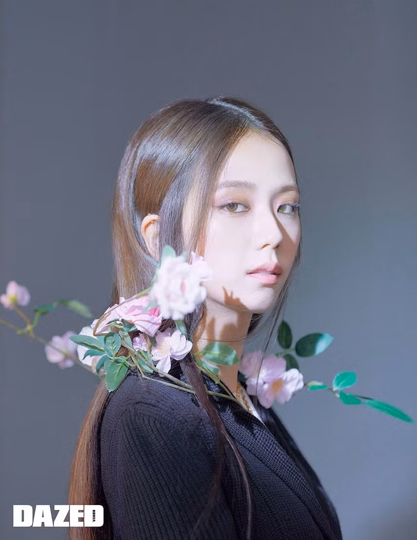 Chia sẻ về bộ ảnh lần này, Jisoo cho biết cô mong muốn một bộ ảnh phù hợp với trang phục và bối cảnh hơn là một bộ ảnh mà chỉ có bản thân xinh đẹp. 