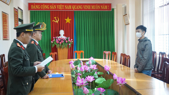 Cơ quan công an tống đạt quyết định xử phạt vi phạm hành chính với T.V.N.