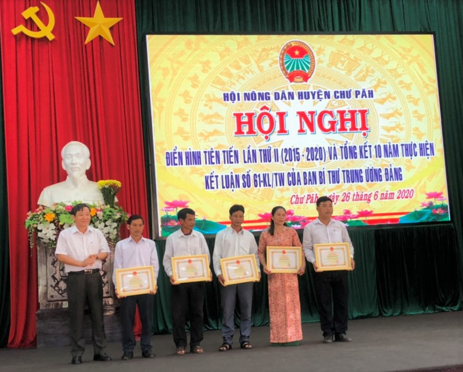 Nhiều nông dân điển hình tiên tiến giai đoạn 2015-2020 được tặng giấy khen của Chủ tịch UBND huyện Chư Păh. Ảnh: Đinh Yến Nhiều nông dân điển hình tiên tiến giai đoạn 2015-2020 được tặng giấy khen của Chủ tịch UBND huyện Chư Păh. Ảnh: Đinh Yến