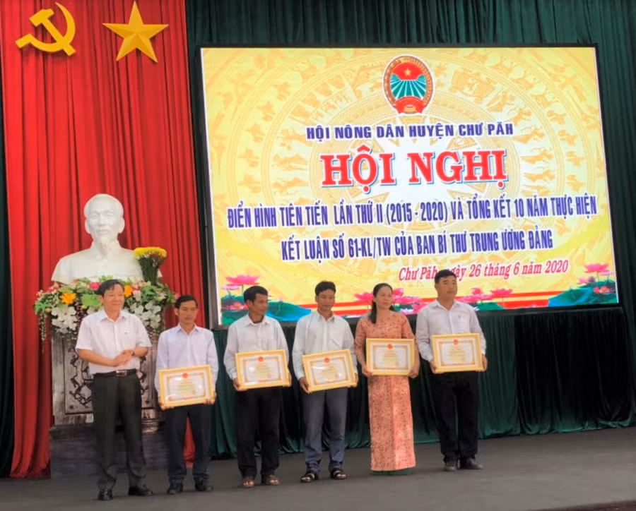 Nhiều nông dân điển hình tiên tiến giai đoạn 2015-2020 được tặng giấy khen của Chủ tịch UBND huyện Chư Păh. Ảnh: Đinh Yến