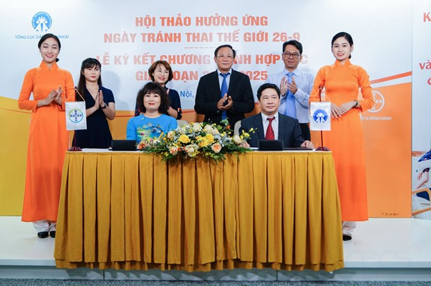 Các đại biểu ký kết hợp tác. (Ảnh: PV/Vietnam+) Các đại biểu ký kết hợp tác. (Ảnh: PV/Vietnam+)