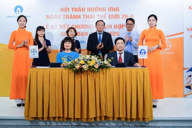 Các đại biểu ký kết hợp tác. (Ảnh: PV/Vietnam+)