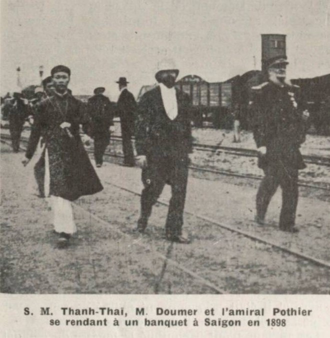 Vua Thành Thái, M. Doumer và Đô đốc Pothier đang tới dự một buổi tiệc ở Sài Gòn năm 1898, cho thấy nhà vua dùng y phục áo dài - Ảnh: Tư liệu Vua Thành Thái, M. Doumer và Đô đốc Pothier đang tới dự một buổi tiệc ở Sài Gòn năm 1898, cho thấy nhà vua dùng y phục áo dài - Ảnh: Tư liệu