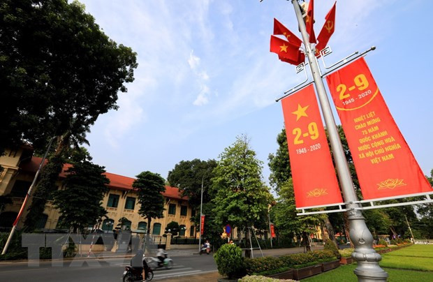  Băngrôn, biểu ngữ được trang hoàng dọc đường trước Lăng Chủ tịch Hồ Chí Minh. (Ảnh: Thành Đạt/TTXVN)