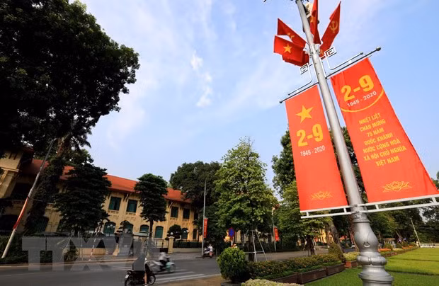  Băngrôn, biểu ngữ được trang hoàng dọc đường trước Lăng Chủ tịch Hồ Chí Minh. (Ảnh: Thành Đạt/TTXVN)