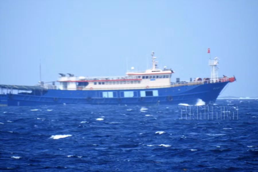 Tàu cá vỏ sắt 750 tấn của Trung Quốc xuất hiện tại Trường Sa, tháng 2.2018. ẢNH: MAI THANH HẢI