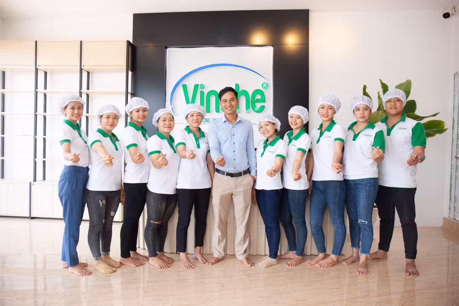 Ông chủ trẻ Nguyễn Hoàng Đạt (chính giữa) cùng các nhân viên công ty Vinahe.