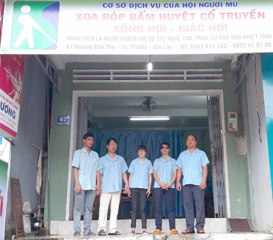 Cơ sở tẩm quất của Hội người mù tỉnh giúp nhiều hội viên có thu nhập ổn định. Ảnh: Hà Phương