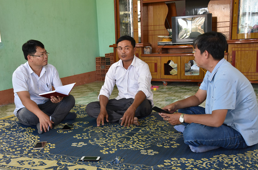 Anh Ksor Thuir trò chuyện với phóng viên. Ảnh: Hà Phương