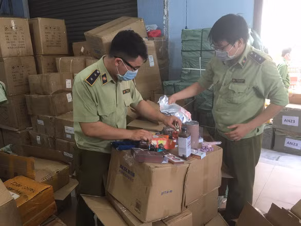 Nhiều thiết bị điện tử, mỹ phẩm có dấu hiệu nhập lậu từ Trung Quốc - Ảnh: NGUYỄN TRÍ