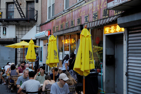 Nhà hàng ở một số khu vực ở New York được mở cửa đón thực khách ở không gian bên ngoài - Ảnh: REUTERS
