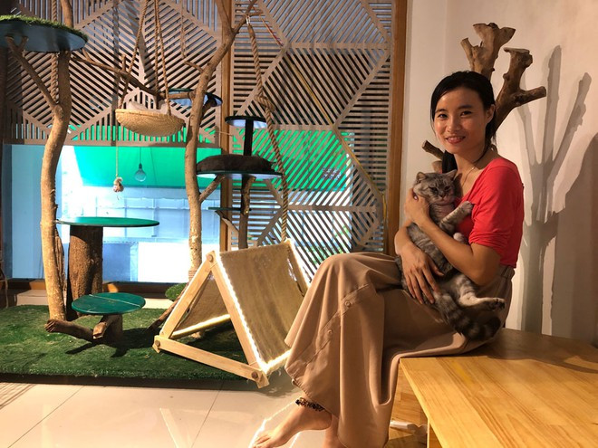 Ngô Thị Thảo Hương gầy dựng lại quán cà phê của mình trong thời điểm dịch ẢNH: PHẠM HỮU