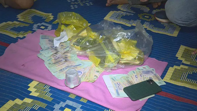 Các đối tượng dùng phin cà phê và vỏ hạt dưa để đánh bạc