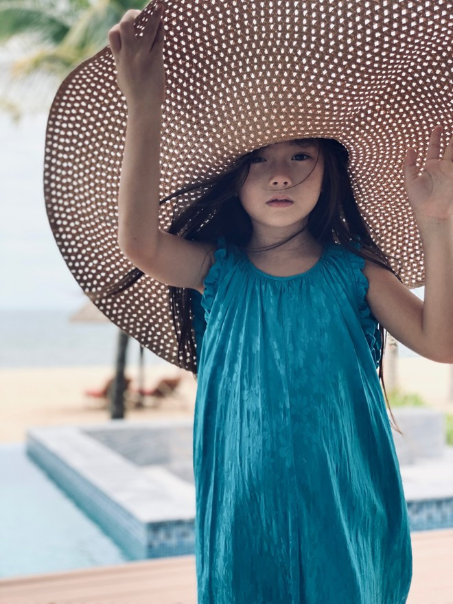 Con gái Đoan Trang là bé Sol cũng bộc lộ gu thời trang, âm nhạc và biểu cảm rất nghệ sĩ từ bé ẢNH: NVCC