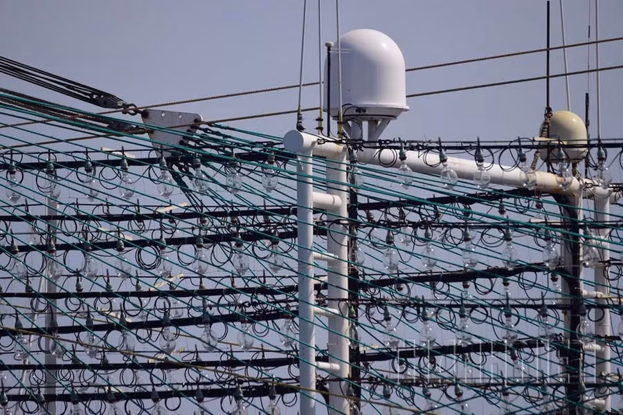 Thiết bị thu phát vệ tinh nằm trên đỉnh cọc lưới ẢNH: MAI THANH HẢI