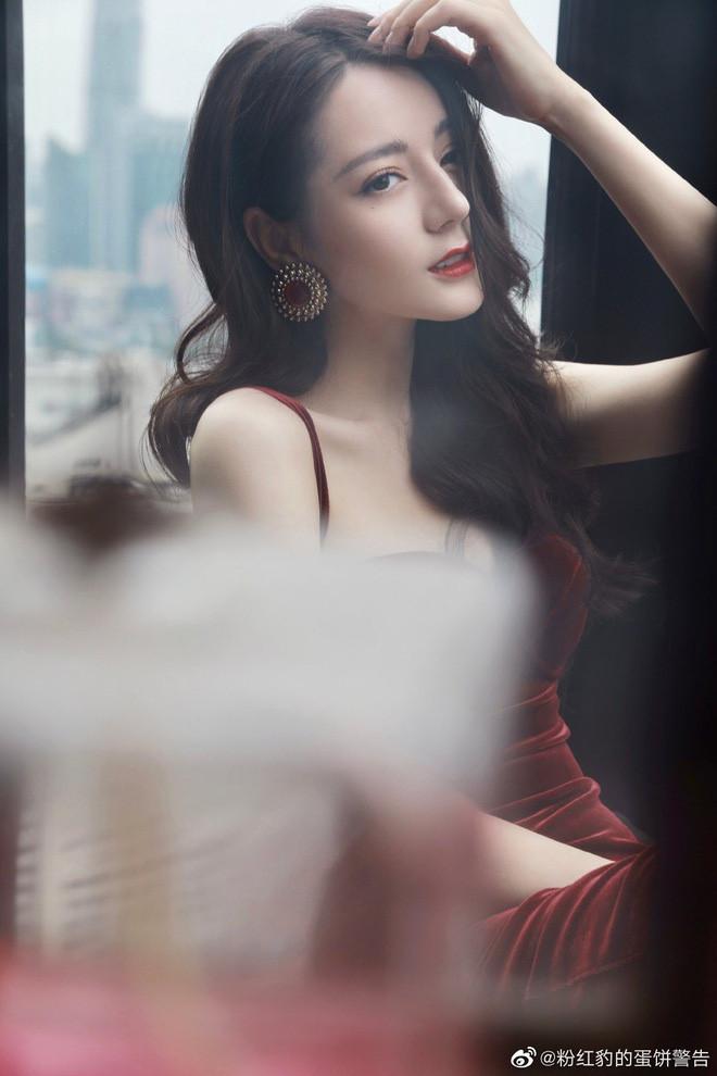 Không ít người còn phát hiện loạt ảnh của mỹ nhân Tân Cương được chỉnh sửa kỹ càng khác xa so với hình ảnh cô được chụp thực tế. Điều này tạo cho khán giả cảm giác bị 