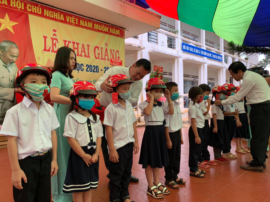 Tặng mũ bảo hiểm cho các em học sinh lớp 1 Trường Tiểu học Lê Hồng Phong (xã Bàu Cạn, huyện Chư Prông). Ảnh: Hồng Thương Tặng mũ bảo hiểm cho các em học sinh lớp 1 Trường Tiểu học Lê Hồng Phong (xã Bàu Cạn, huyện Chư Prông). Ảnh: Hồng Thương