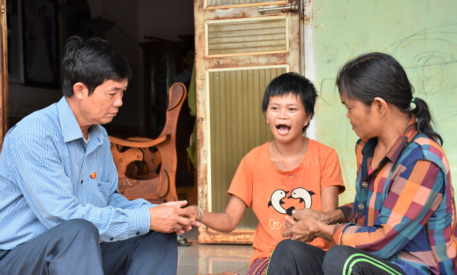 Ông Nguyễn Xuân Thủy tời thăm hỏi gia đình chị Phan Thị Lý (làng U, xã Kông Htok, huyện Chư Sê). Ảnh: Trần Dung