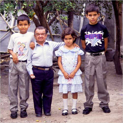 Một người mắc chứng Laron (thứ hai từ trái qua) và các con tại Ecuador. (Ảnh: NYT)