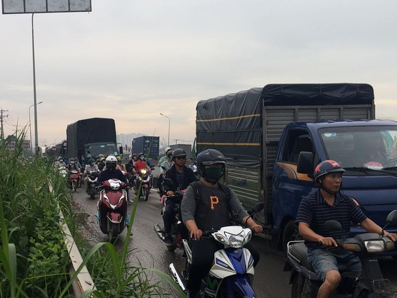 Giao thông qua khu vực ùn ứ kéo dài. Ảnh: VIẾT PHÓNG Giao thông qua khu vực ùn ứ kéo dài. Ảnh: VIẾT PHÓNG